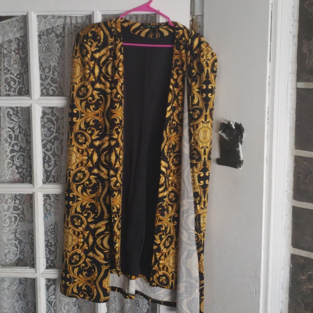 😍😍Gorgeous Black and Gold Cape😍😍